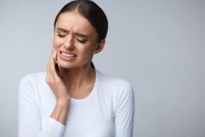 female feeling pain in jaw